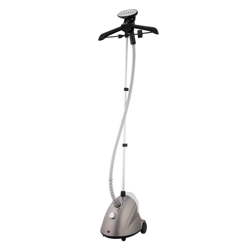 What should I pay attention to when using the garment steamer